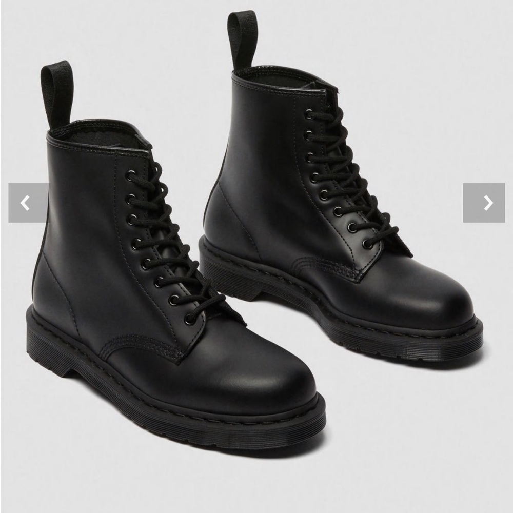 NWOT Dr. Marten 1460 Smooth Leather Lace Up Boots size 6 men’s/7 women’s
